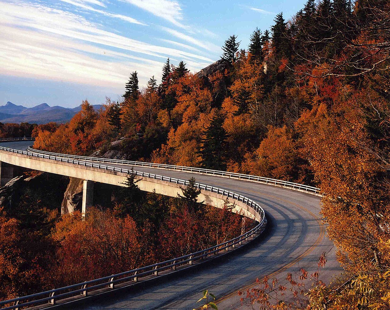 Le Linn Cove Viaduct sur la Blue Ridge Parkway en automne, Caroline du Nord
