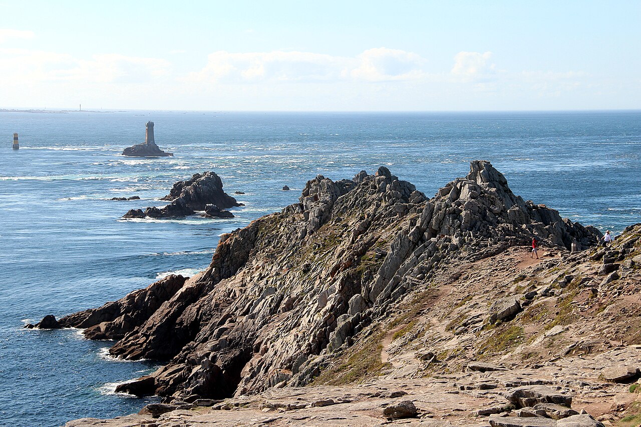 La Pointe du Raz, le phare de la Vieille et l'île de Sein, paysage emblématique du Finistère breton