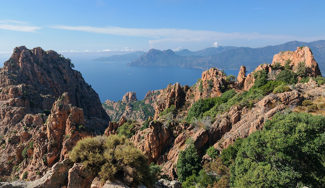 Les calanques de Piana, rochers de granite rose plongeant dans la mer turquoise sur la côte ouest de la Corse