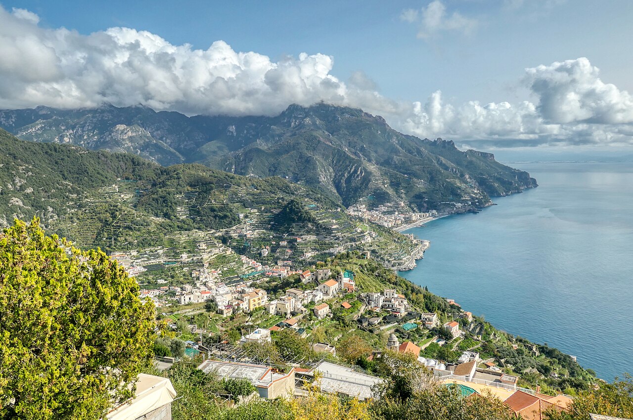 Village coloré de la Côte Amalfitaine accroché à la falaise au-dessus de la mer, Campanie, Italie
