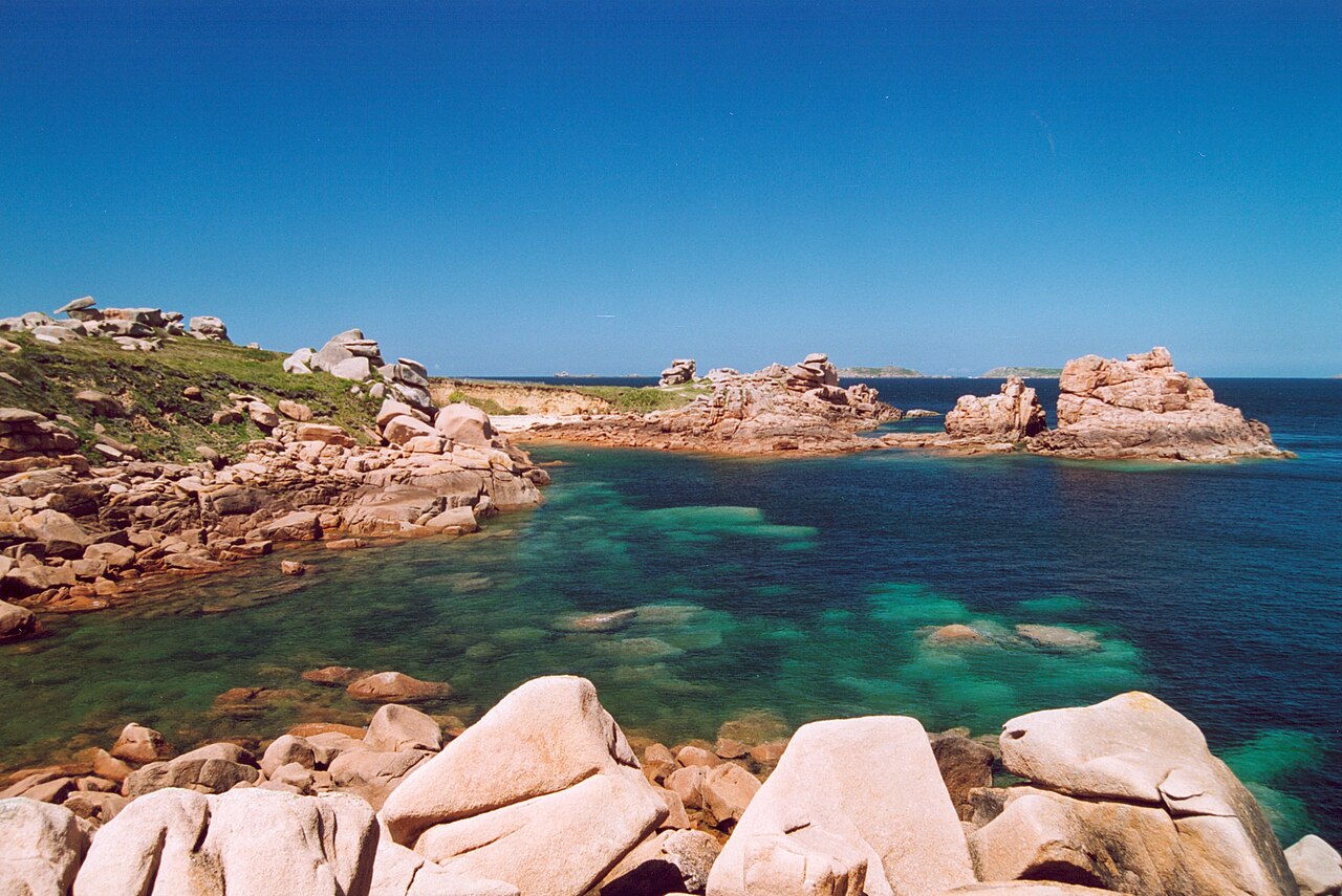 Rochers de granit rose sculptés par la mer sur la côte des Côtes-d'Armor en Bretagne