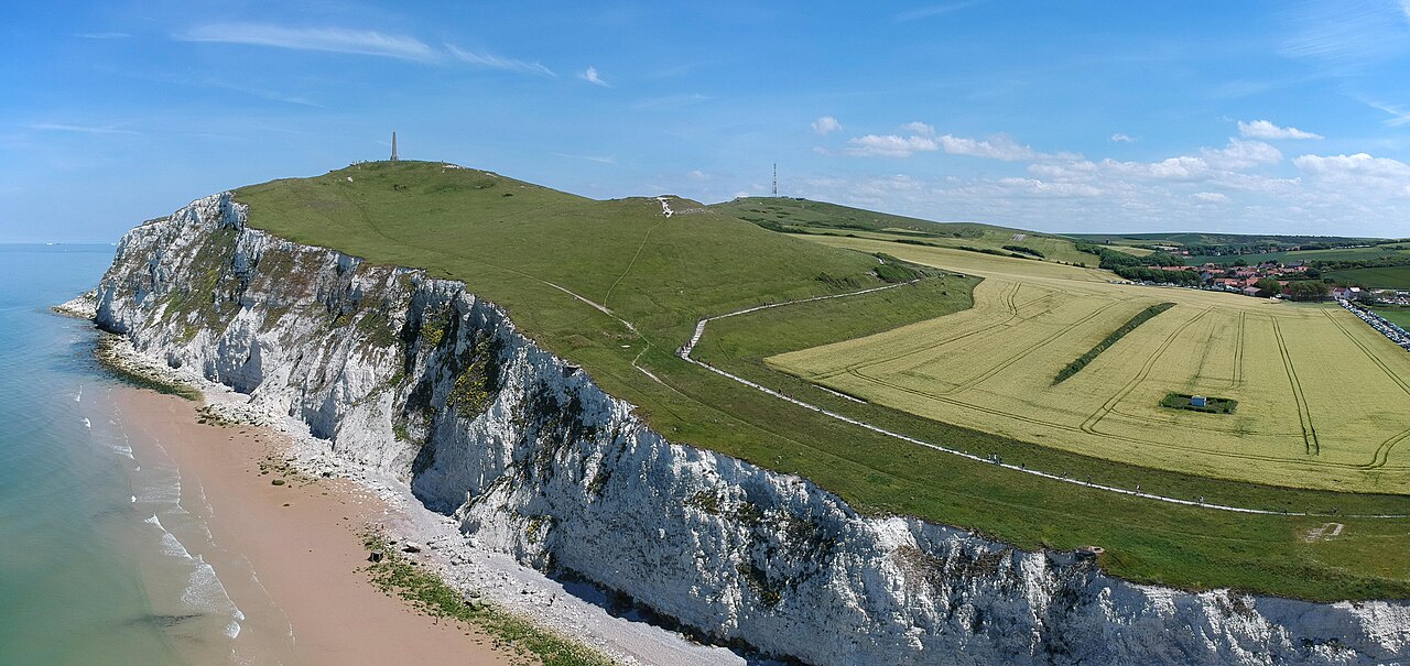 Les falaises du Cap Blanc-Nez plongeant dans la mer, paysage emblématique de la Côte d'Opale