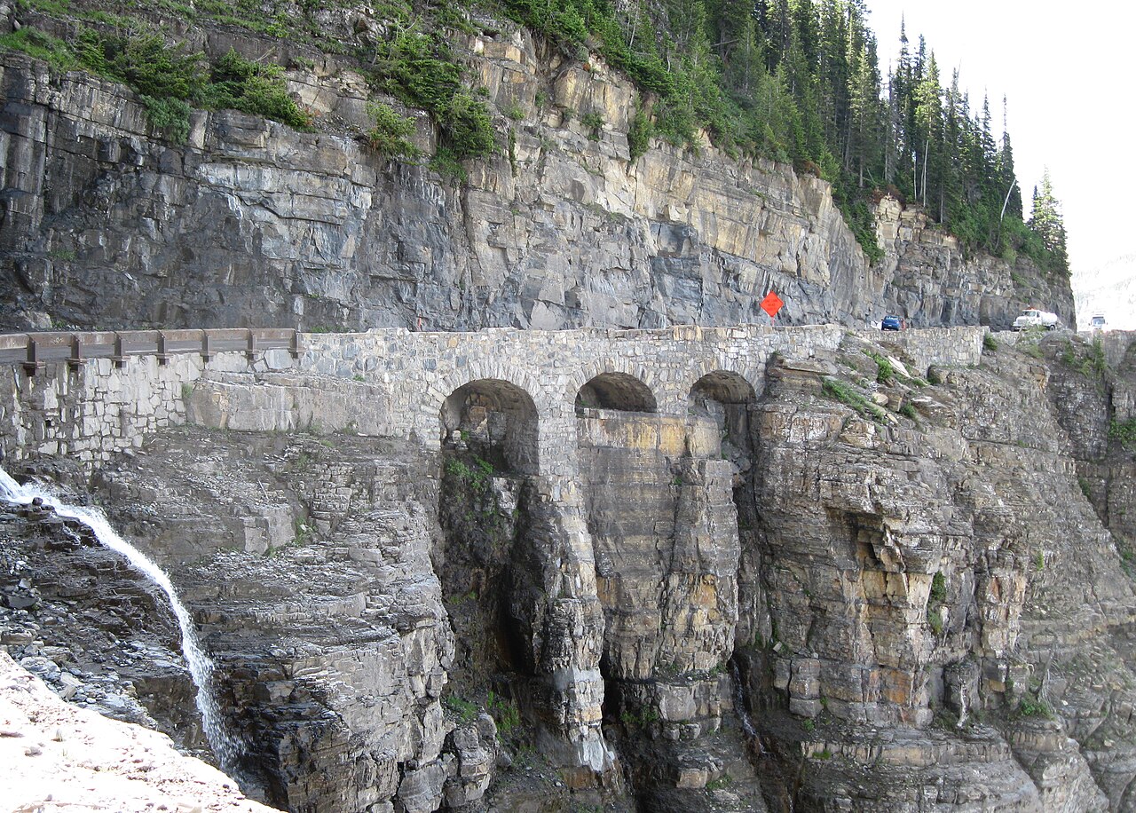 La Going-to-the-Sun Road serpentant à flanc de montagne dans le Glacier National Park, Montana
