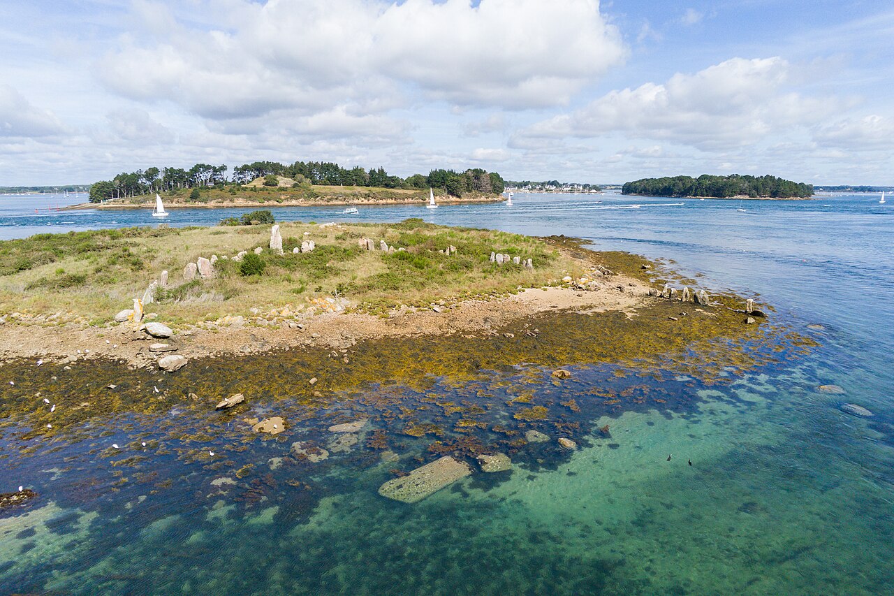 Vue aérienne du Golfe du Morbihan, ses îles et le cromlech d'Er Lannic au large de Larmor-Baden