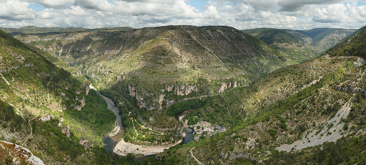 Méandre du Tarn et cirque de Saint-Chély-du-Tarn vus depuis les hauteurs, falaises et eau émeraude des Gorges du Tarn en Lozère