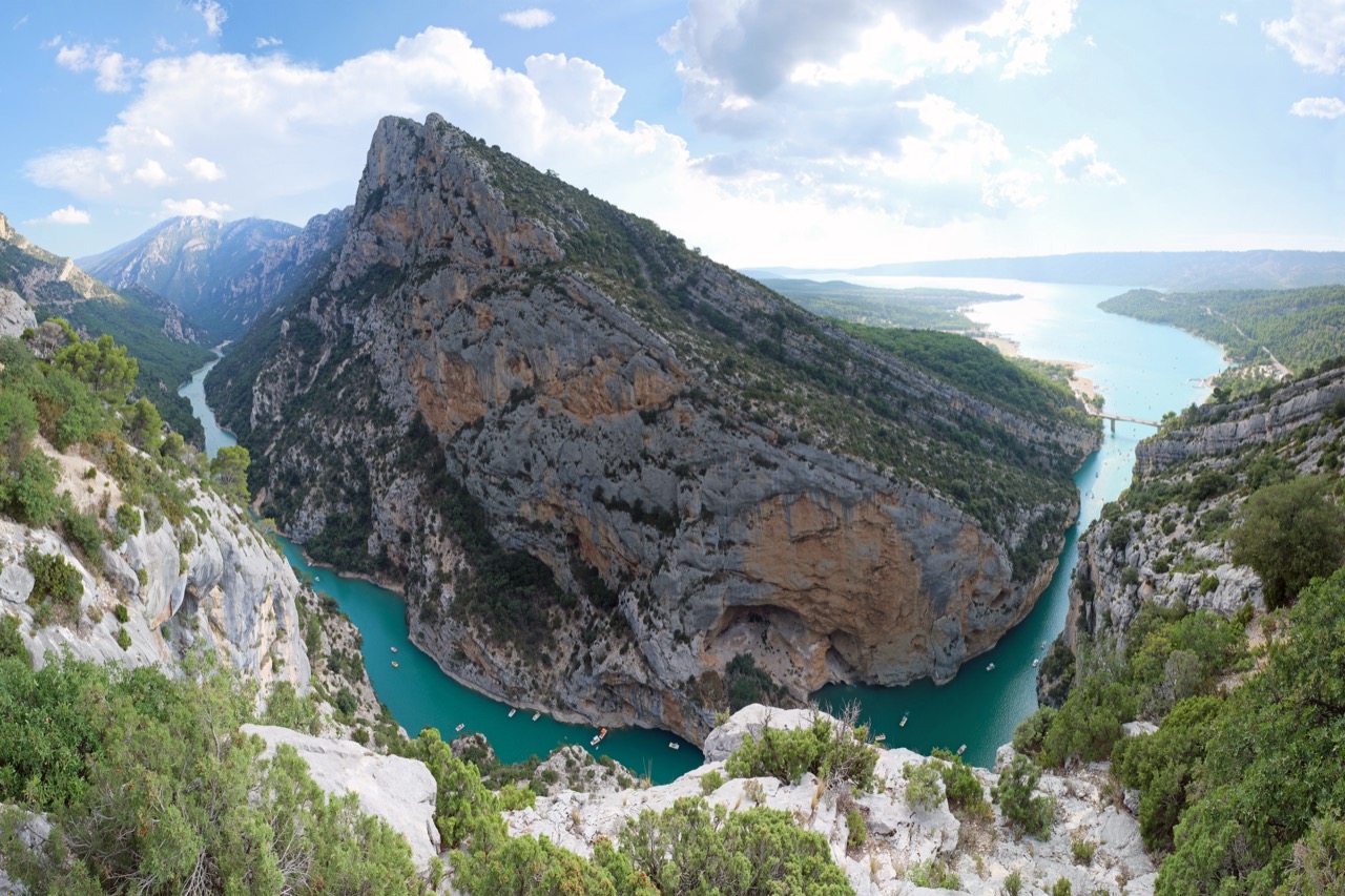 Les eaux turquoise des Gorges du Verdon serpentant entre de hautes falaises calcaires en Haute-Provence