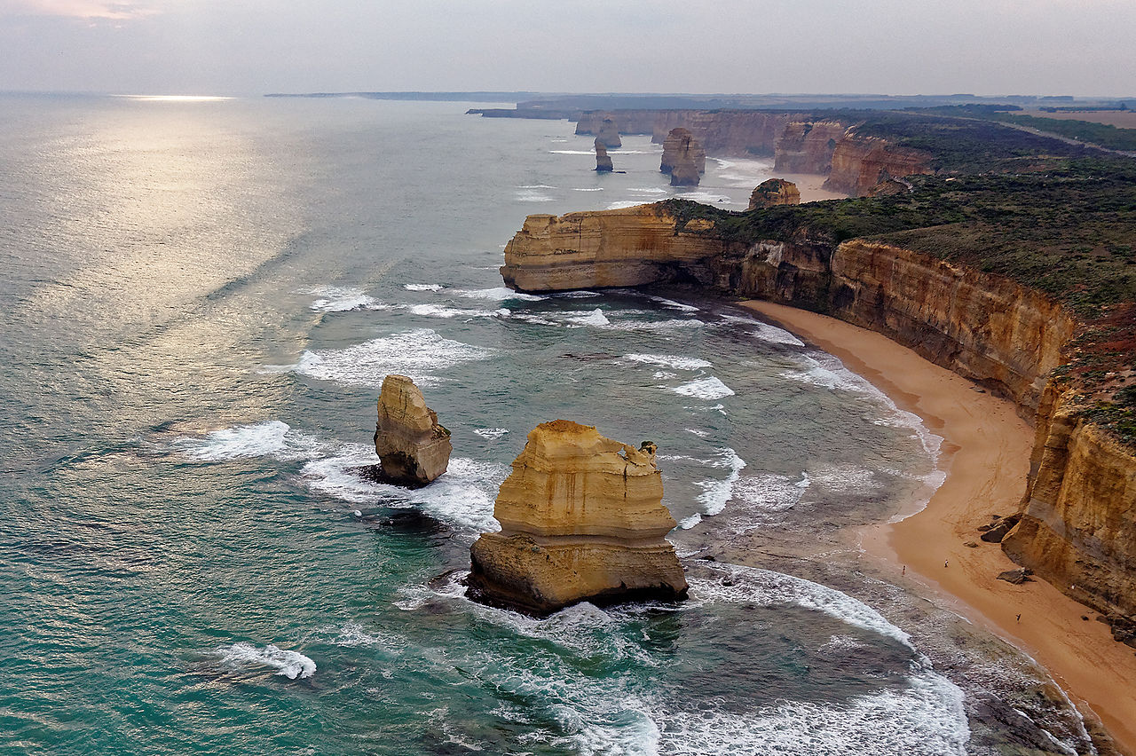 Les Douze Apôtres, piliers de calcaire dans l'océan le long de la Great Ocean Road, Victoria, Australie