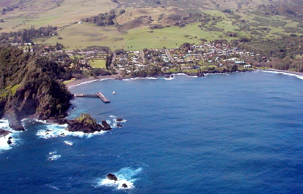 Côte tropicale de Hana à Maui, Hawaï, vue de la baie depuis la Hana Highway