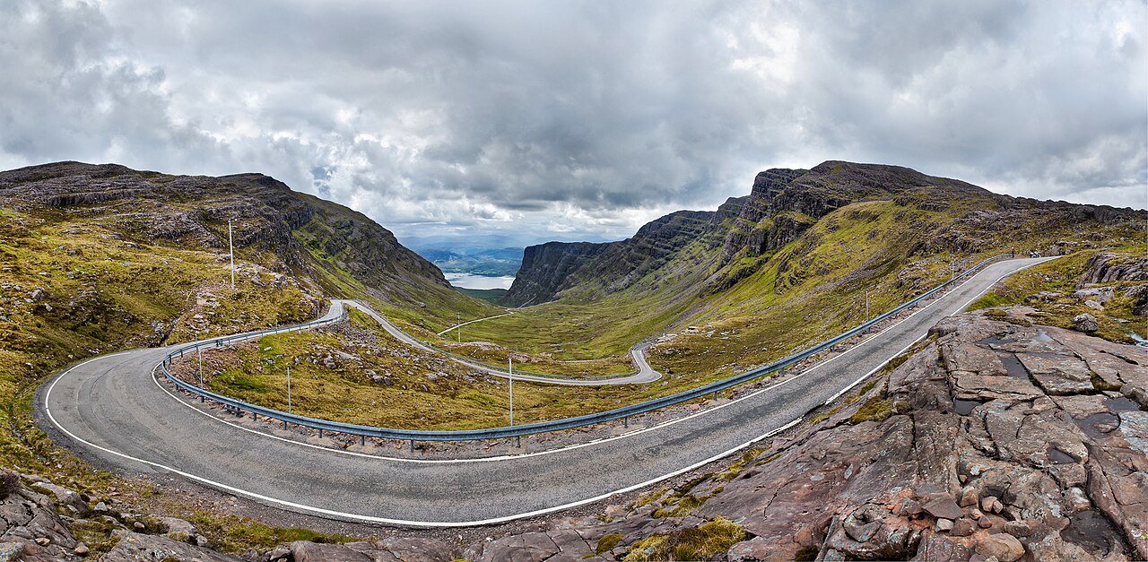 Vue panoramique depuis le col du Bealach na Bà sur la North Coast 500, Highlands d'Écosse