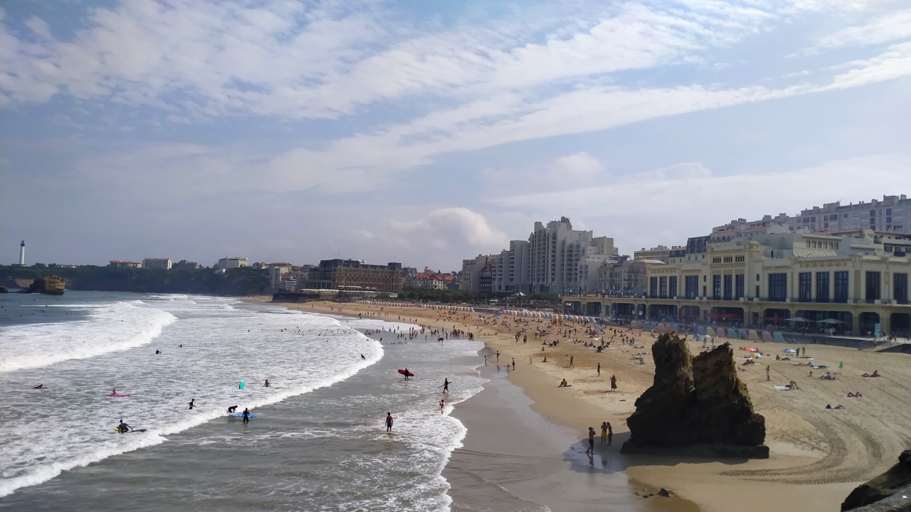 Vue générale de Biarritz, ses plages et sa côte rocheuse face à l'océan Atlantique au Pays Basque