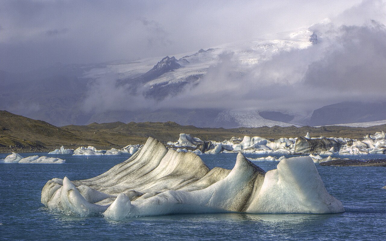 Lagune glaciaire de Jökulsárlón avec ses icebergs flottants sur la Ring Road, sud-est de l'Islande
