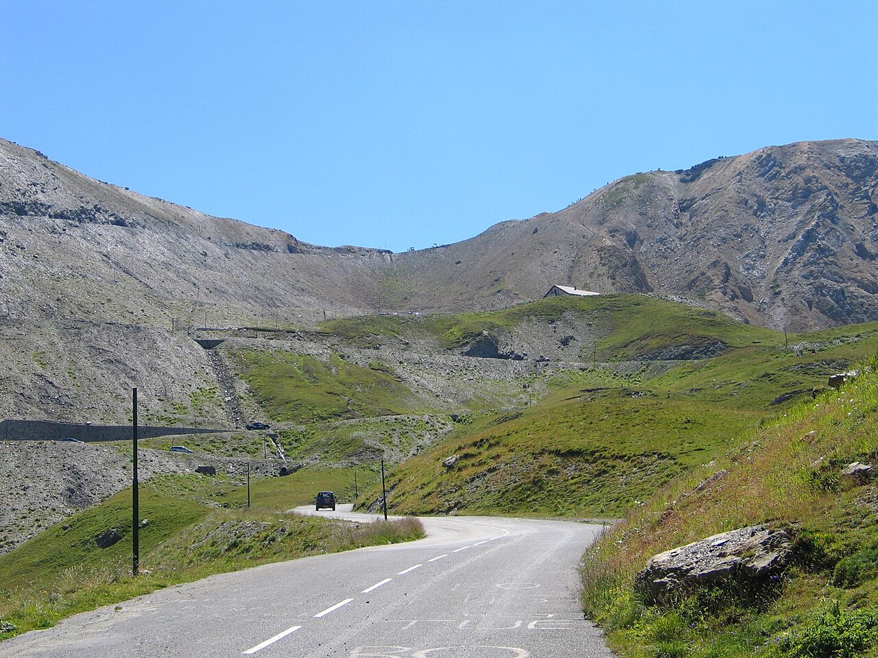 Route de montagne en lacets serpentant entre les sommets des Alpes françaises sur la Route des Grandes Alpes