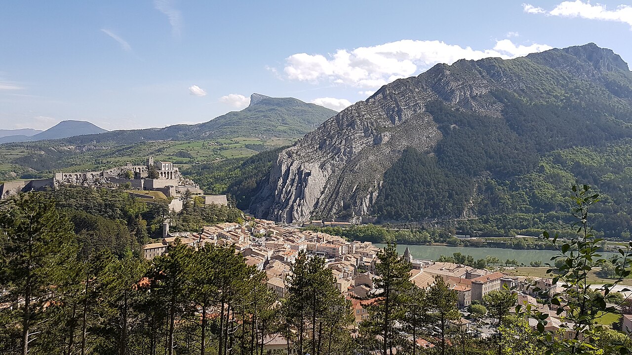 Sisteron et sa citadelle dominant la Durance, verrou des Alpes du Sud sur la Route Napoléon