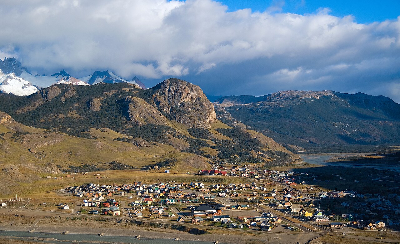 Le massif du Fitz Roy au-dessus d'El Chaltén, le long de la Ruta 40 en Patagonie argentine