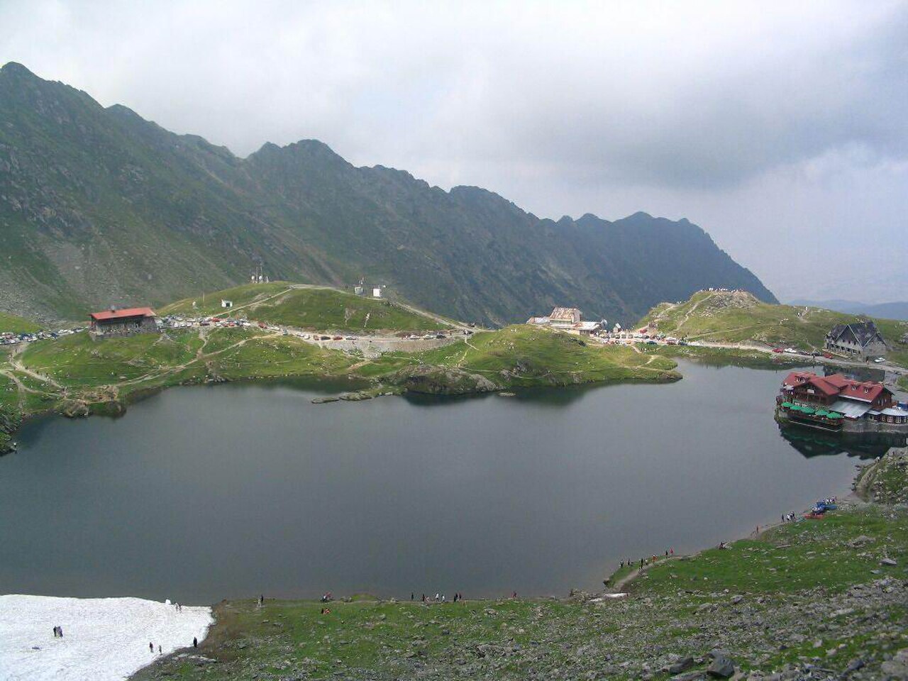 Lac glaciaire de Bâlea au sommet de la Transfăgărășan dans les Carpates roumaines