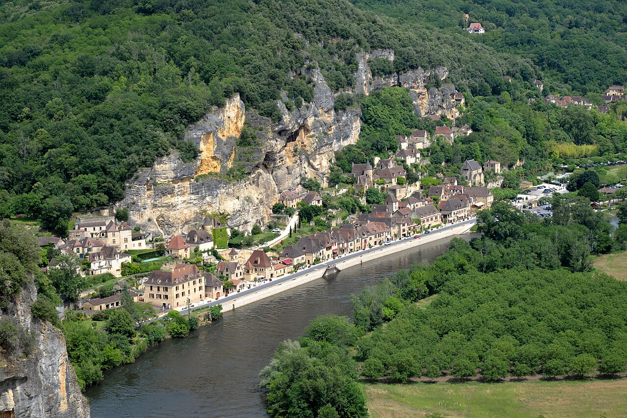 Le village de La Roque-Gageac niché entre la falaise ocre et la rivière Dordogne, dans le Périgord noir