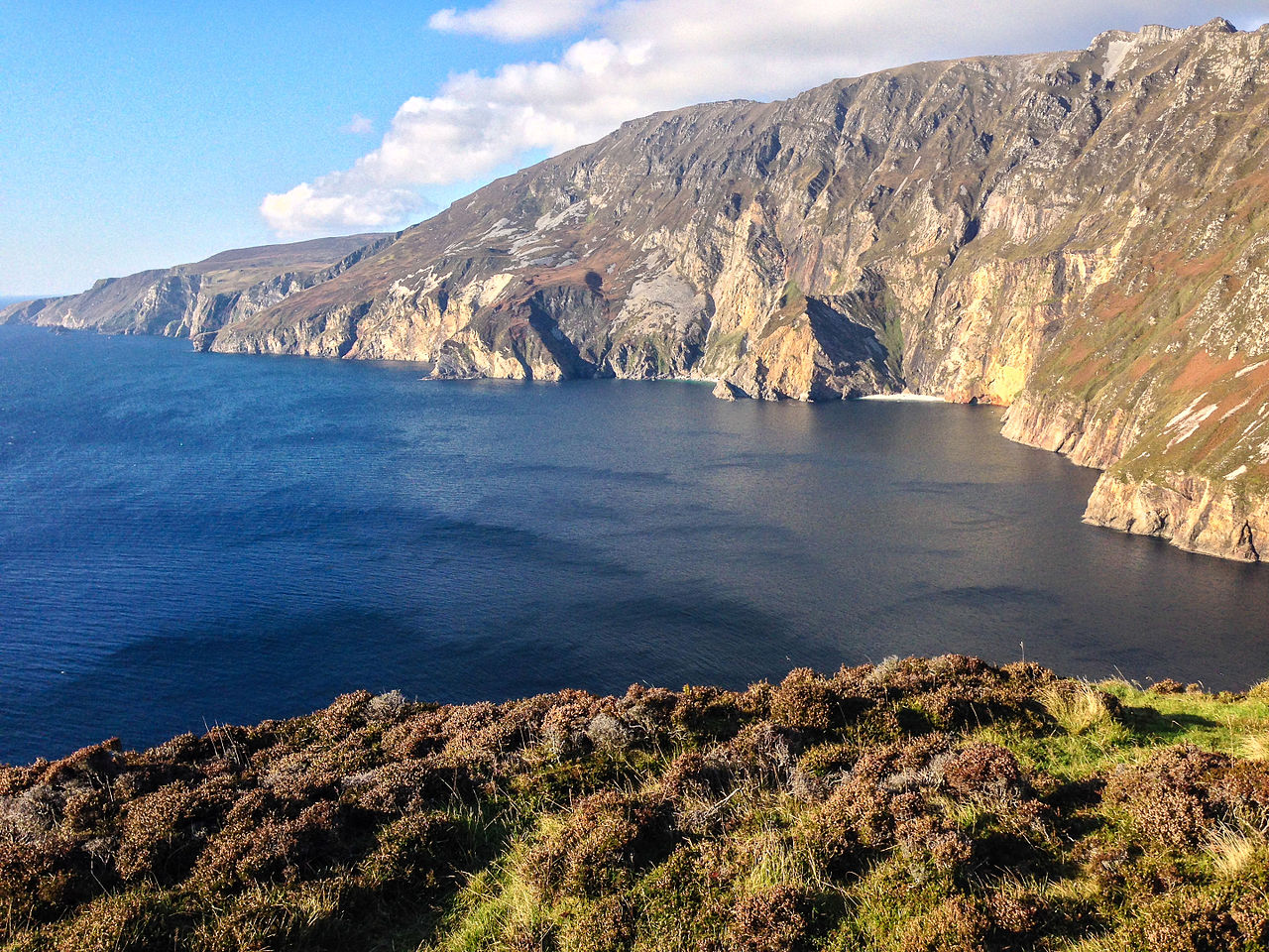 Falaises de Slieve League plongeant dans l'Atlantique, comté de Donegal, Irlande